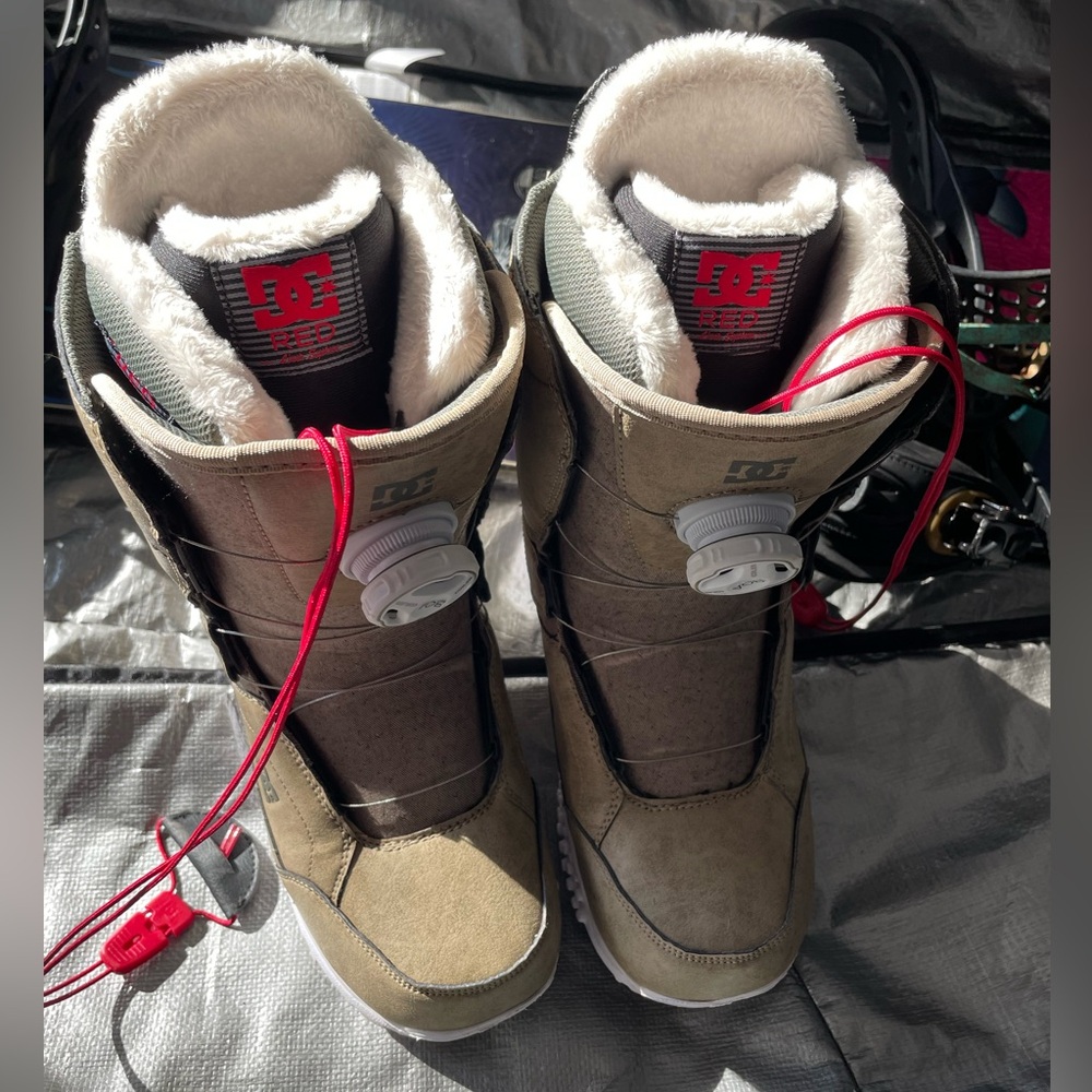 DC women’s BOA snowboarding boots size 7.5